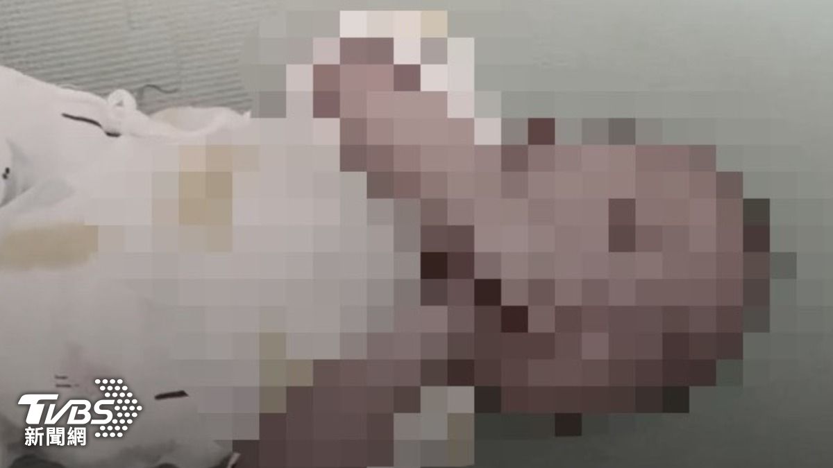 母親說保母傳過來的影片卻都是放任小孩在哭的畫面。(圖/TVBS)
