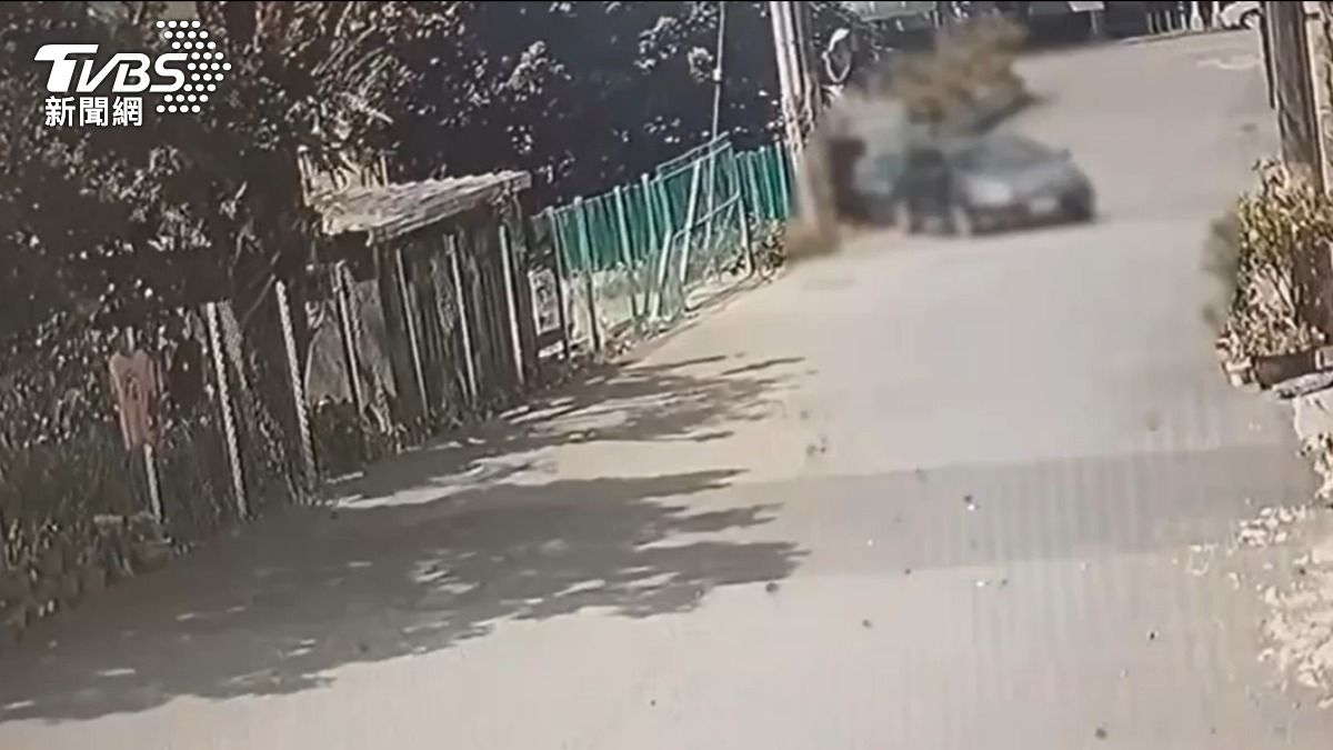 楊姓男子疑與郭男吸毒後被丟在路邊。(圖/TVBS)
