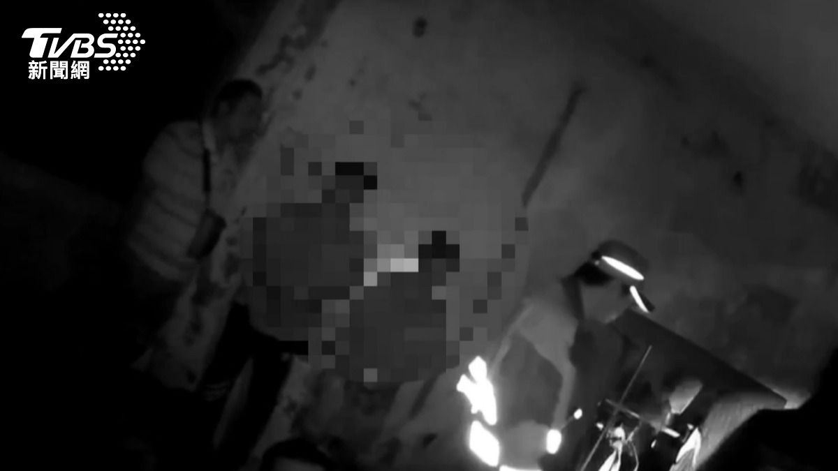 警方依現行犯逮捕涉毆打拘禁人員。(圖/TVBS)