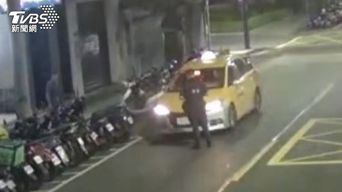 新北蘆洲計程車併排違停 警開單被嗆「太閒」遭打臉