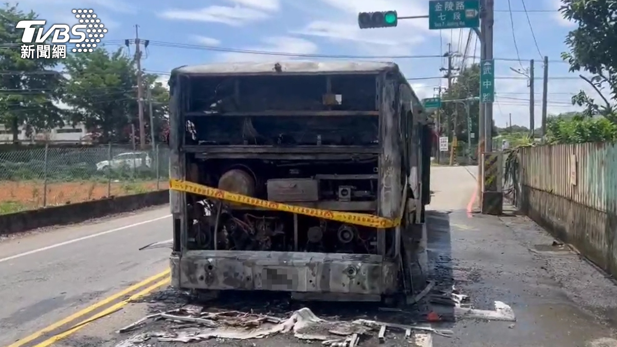 桃園公車開到一半　疑機械故障「冒黑煙起火」車尾燒毀