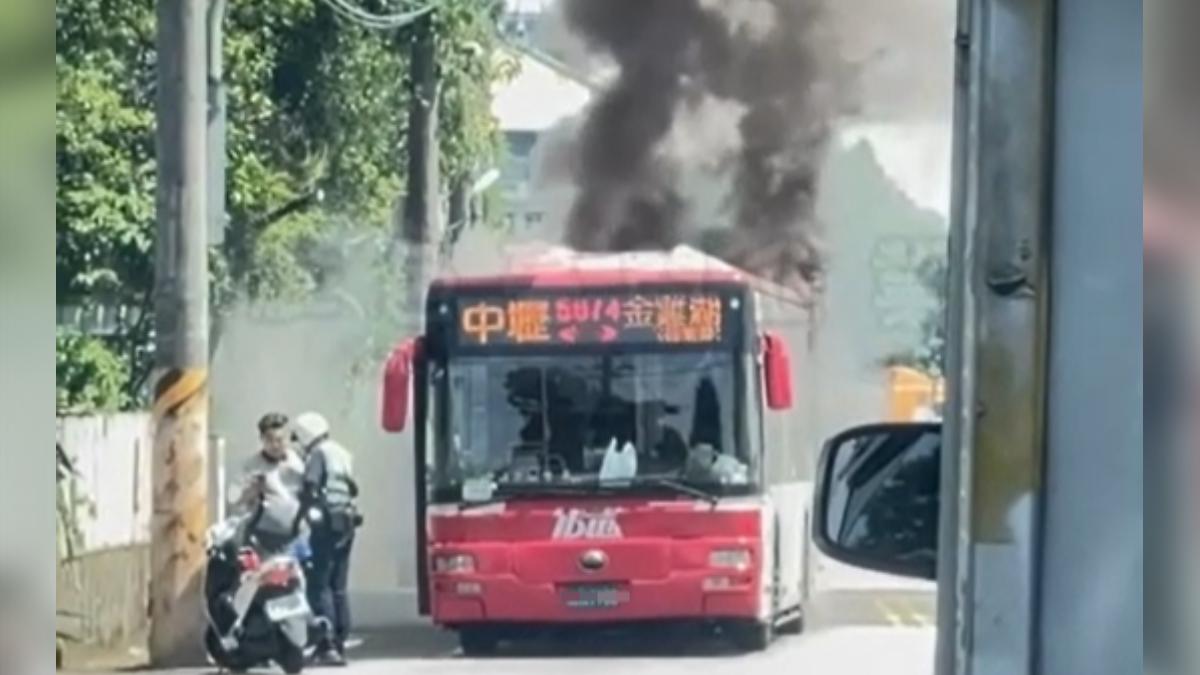 桃園平鎮客運公車起火冒煙。（圖／民眾提供）