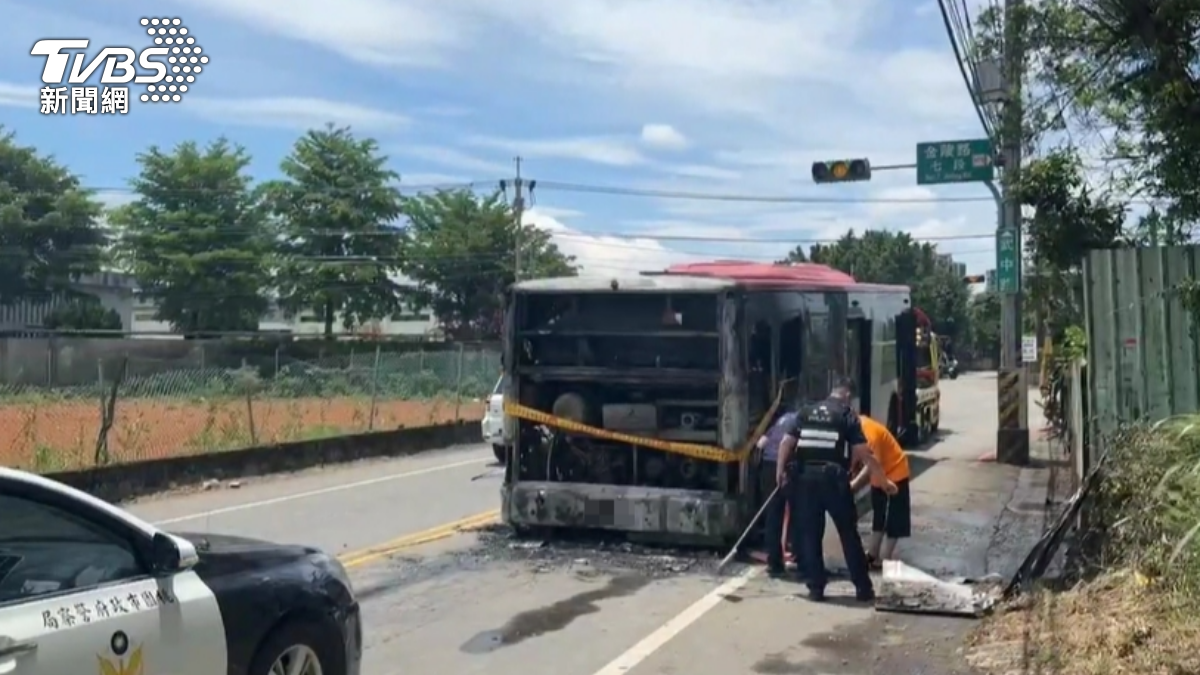 車子後車殼被燒毀，後段熏黑。（圖／TVBS）