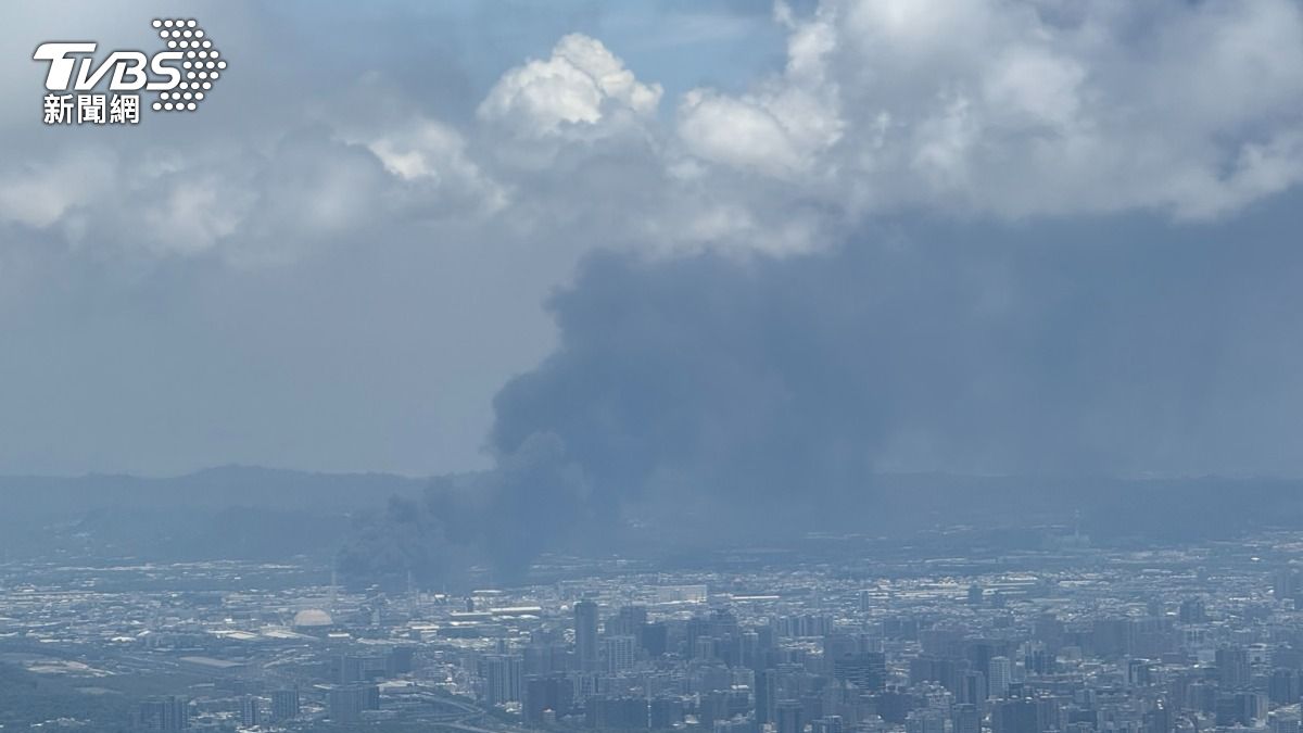 獨/仁武塑膠工廠大火 壽山外海清晰見恐怖濃煙吞高雄