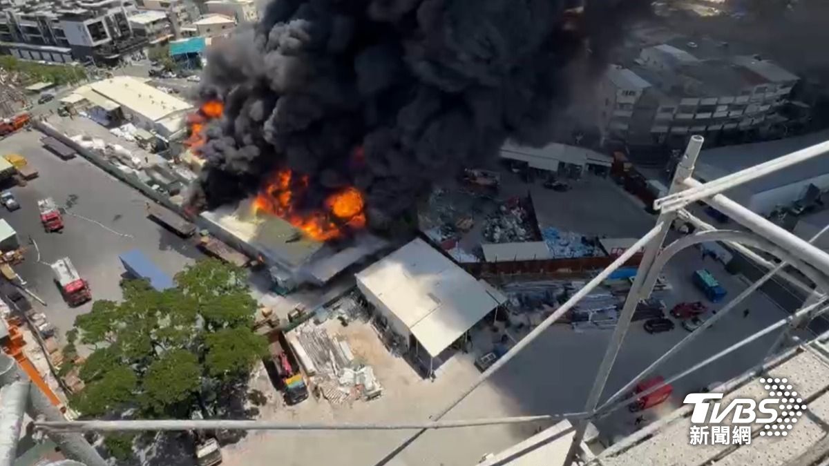 高雄市仁武區水管路一處鐵皮屋塑膠工廠發生火警。(圖/TVBS)