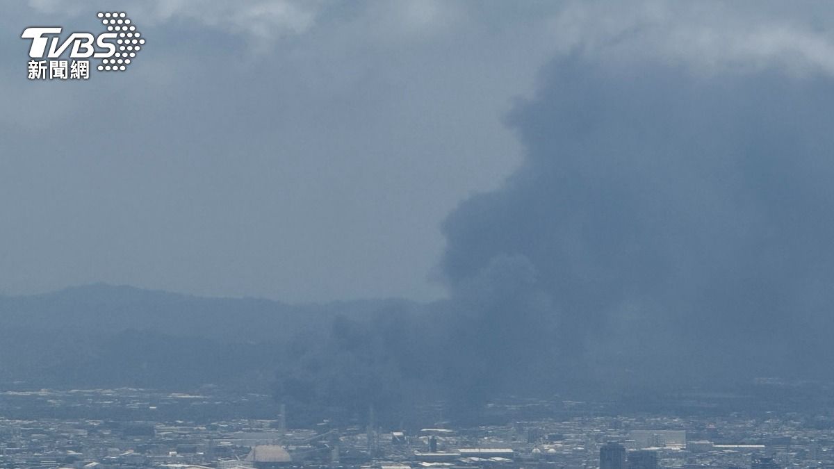 壽山外海空拍到濃煙竄天。(圖/TVBS)