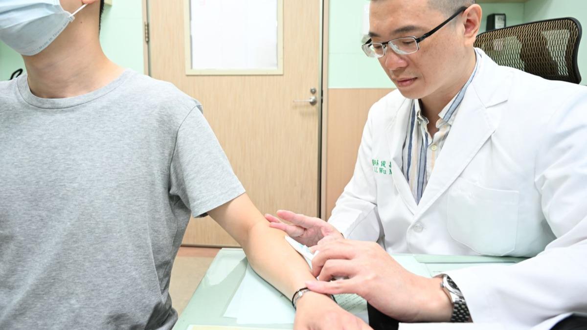 年輕人滑手機慘變「烏龜頸」!肩頸痛到快憂鬱症 中醫1招超有效