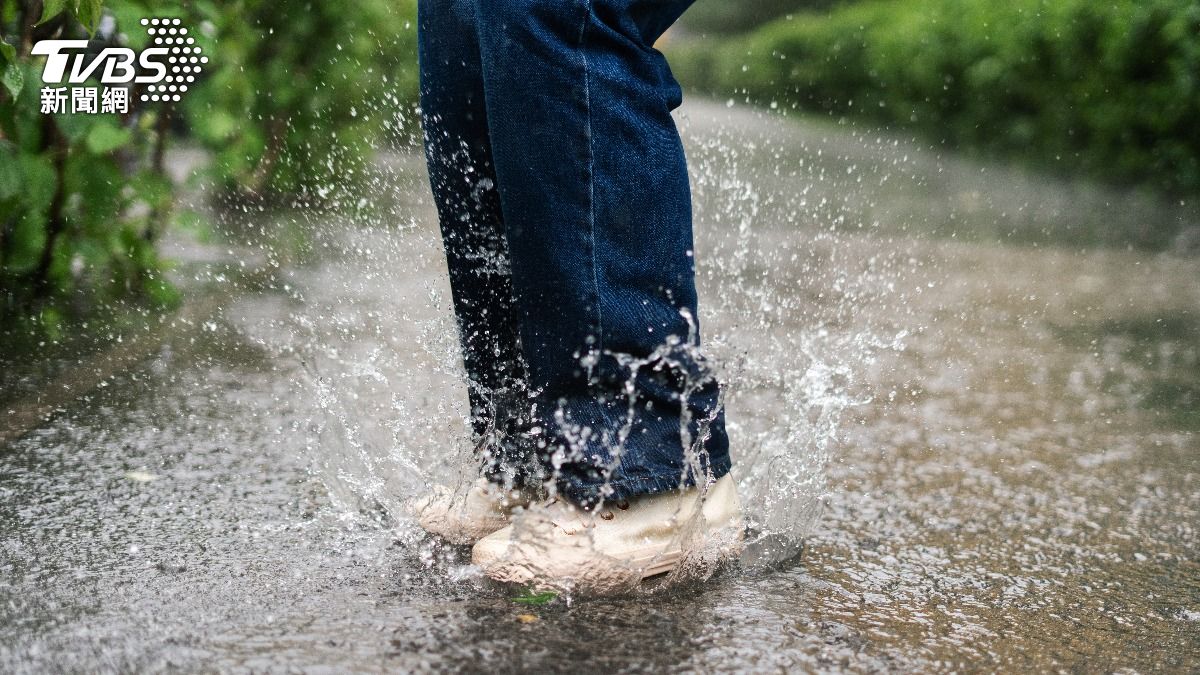 下雨鞋淋濕腳悶整天!陸男燒到40度急就醫 染「丹毒」險送命