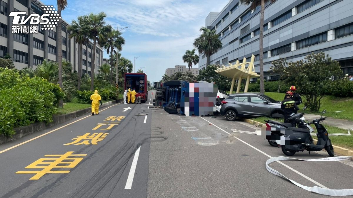 桃園觀音槽車翻覆撞6車 「對二甲苯」外洩消防急赴現場