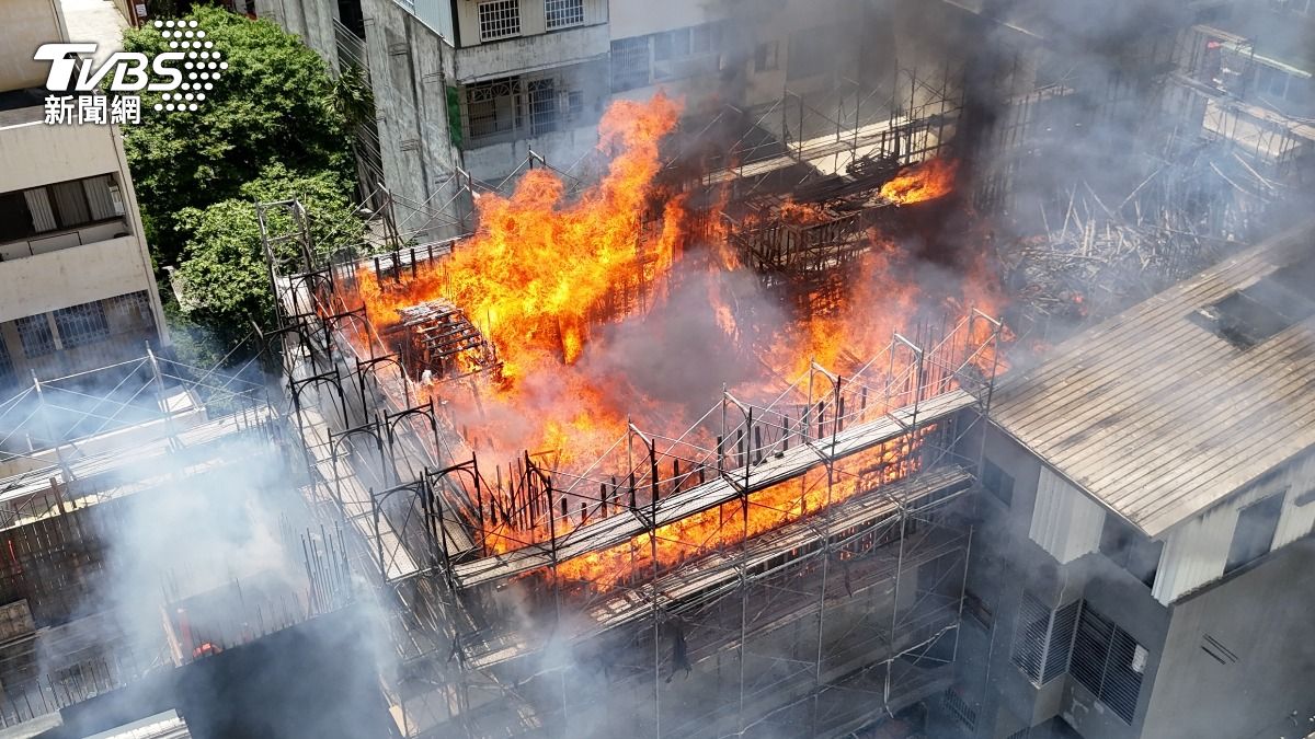 快訊/苗栗興建中工地竄黑煙 「板模全面燃燒」延燒兩側平房