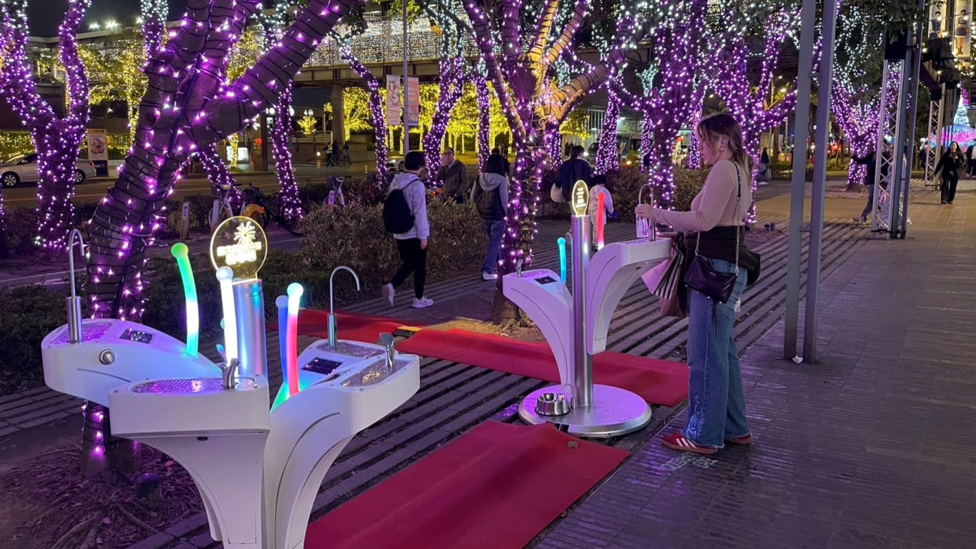 ▲杜鵑花造型行動直飲台陪伴市民一起跨年。(圖片來源：臺北自來水事業處提供)