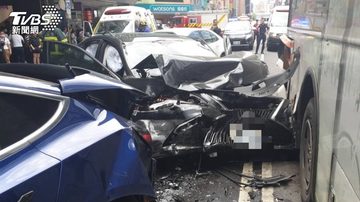 又是長者駕車失控?北市重慶南路連環車禍8傷 78歲翁追撞3車