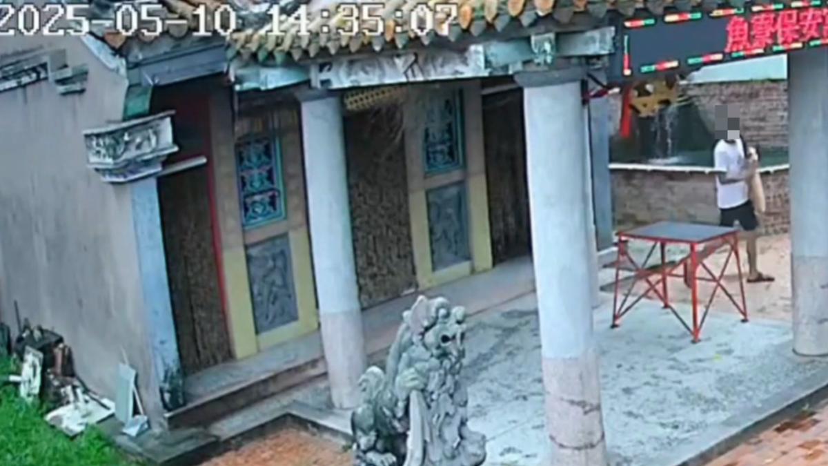 男子從魚寮保安宮偷走百年鎮殿神物。（廟方提供）