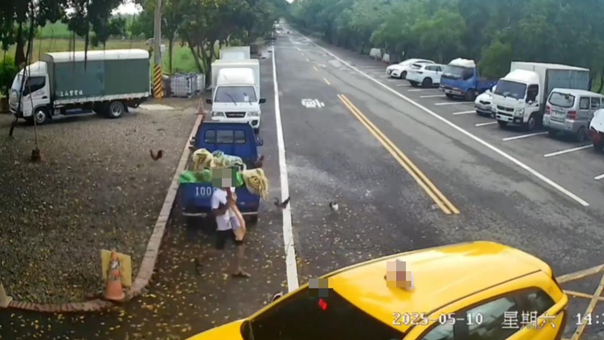 男子最後帶著鯊魚劍坐上計程車離開。（廟方提供）