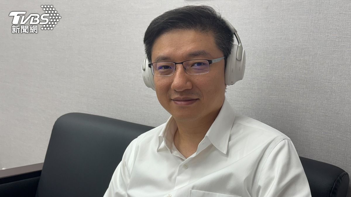 國民黨立委張智倫近期紓壓方式是戴上降噪耳機，聽國際新聞。（圖／陳怡潔攝）