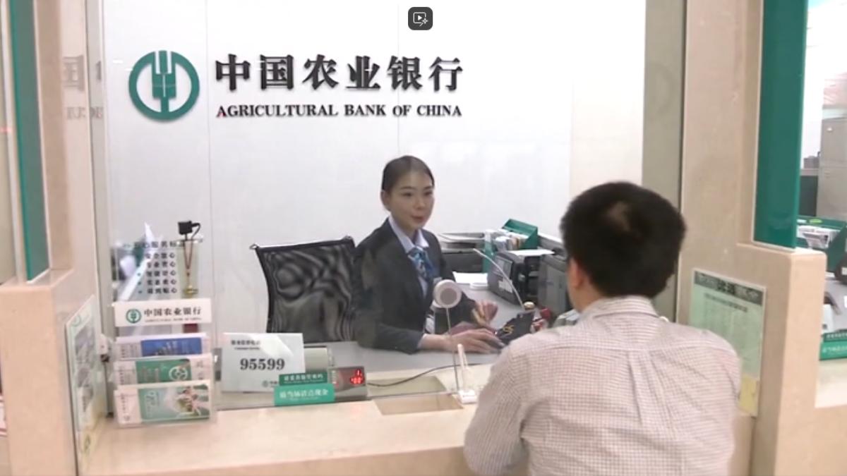 陸活存利率趨近於零 一年利息買不起手搖飲(圖/TVBS)