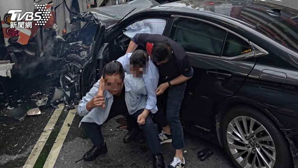 北市8傷連環車禍!肇事78歲翁被好心人背出 疑追撞停紅燈車輛釀禍