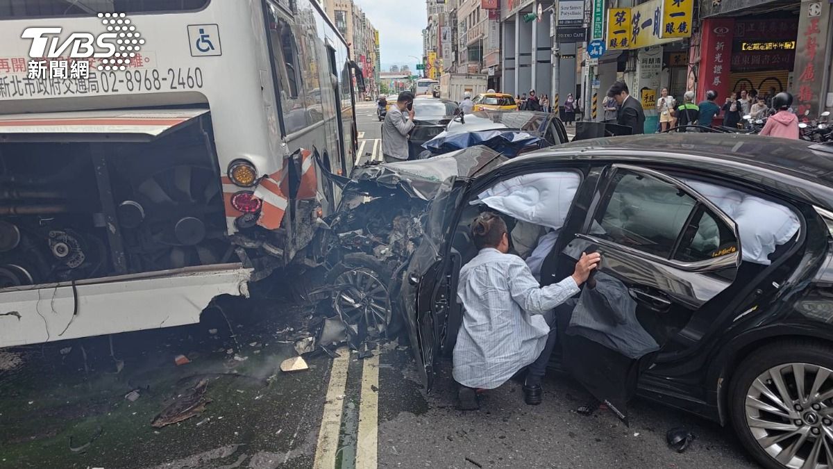 78歲翁無照暴衝釀8傷!律師批「把城市當成試煉場」:應殺人未遂偵辦