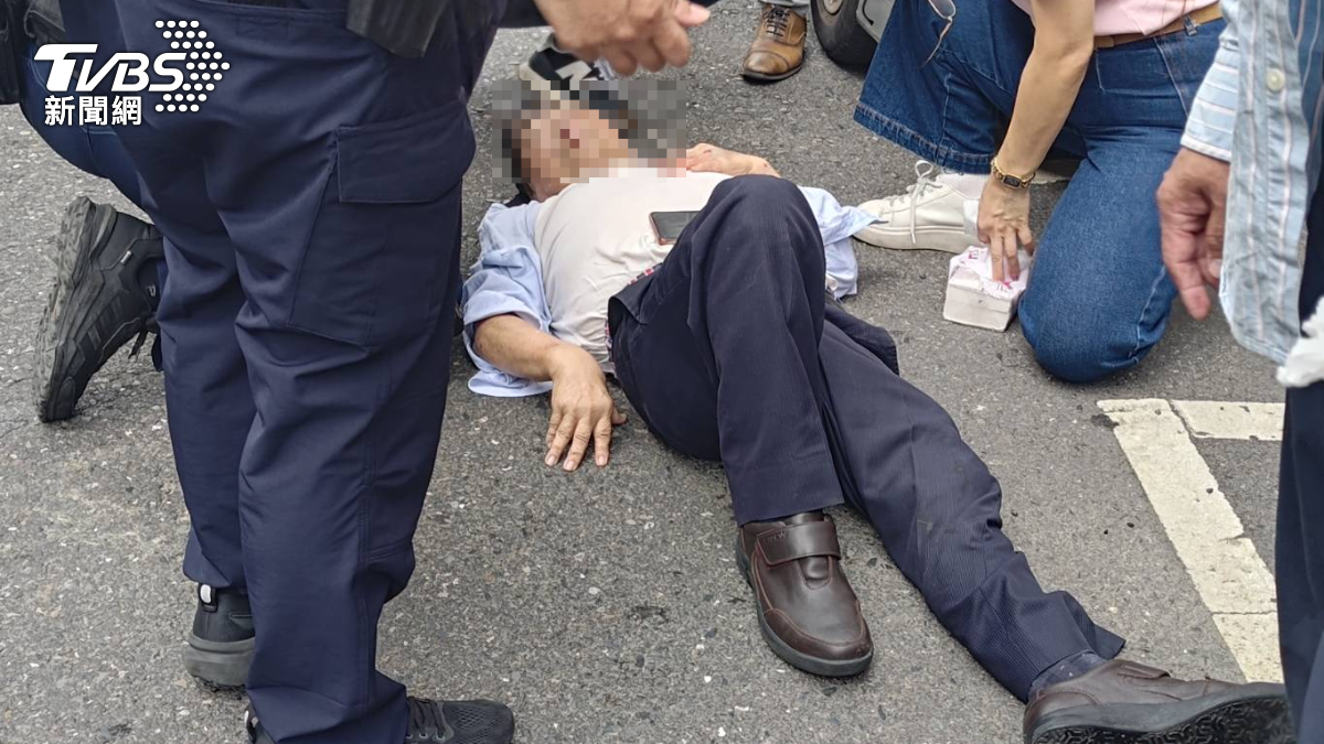 邱翁不明原因爆衝撞上行人、機車再波及兩轎車與公車。(圖/民眾提供)