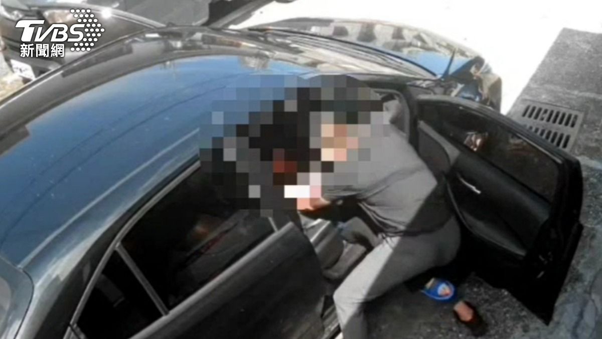 男子強拉前妻上車,後被鄰居制止報警才罷手。(圖/TVBS)