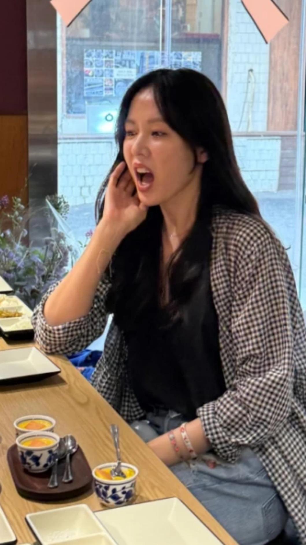 輕盈的微中分瀏海,整個人瞬間年輕五歲。(圖/翻攝自IG@yejinhand)