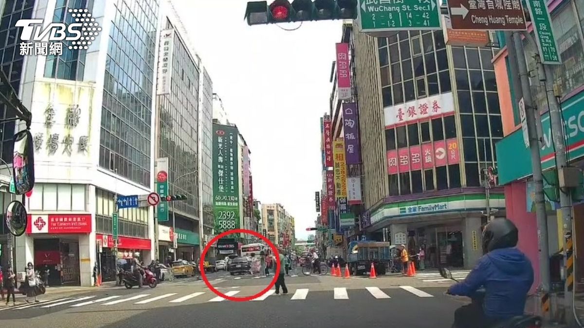 轎車衝出路口險些撞上行人群。(圖/翻攝畫面)