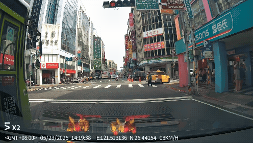 飛速闖紅燈影片曝!北市重慶南路78歲翁「無照」連撞 險成三峽翻版