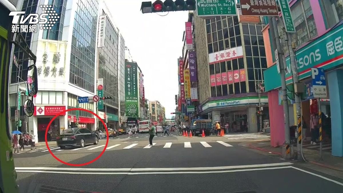 行車紀錄器拍下闖紅燈瞬間。(圖/翻攝畫面)