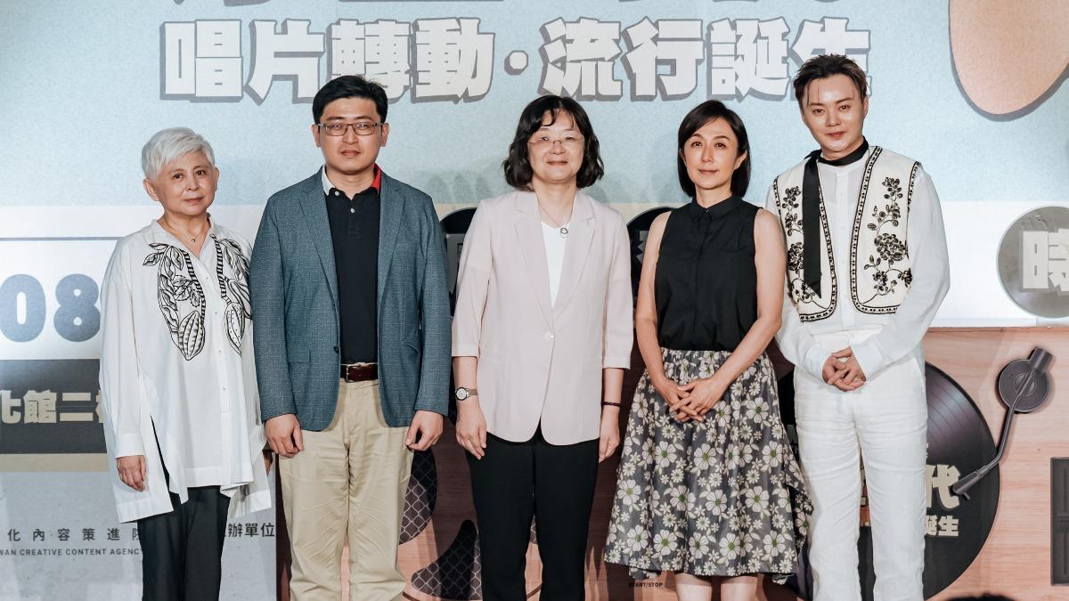 許富凱(右)開心出席開展記者會。(圖/台北流行音樂中心提供)