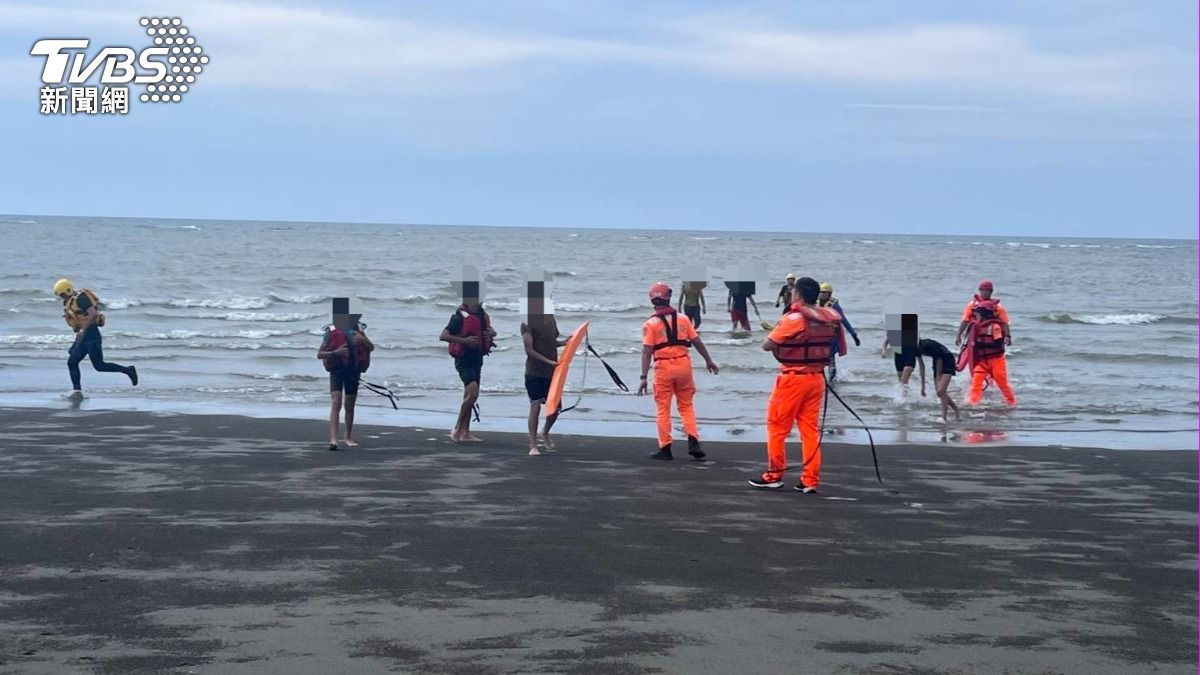 驚喜變驚嚇!戶外教學受困沙洲 1師7生慘遭海水包圍