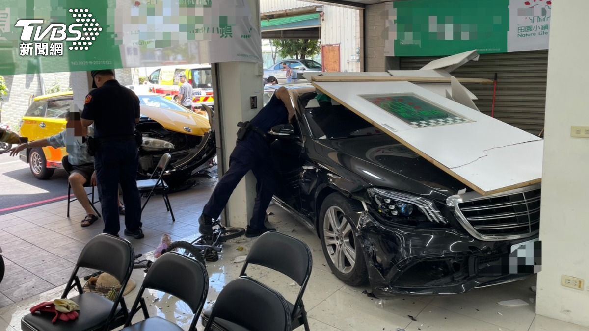 又是高齡駕駛暴衝!78歲翁稱「見車緊張」撞車又衝破民宅