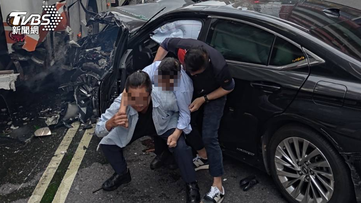 肇事邱翁被民眾從車內救出。(圖/民眾提供)