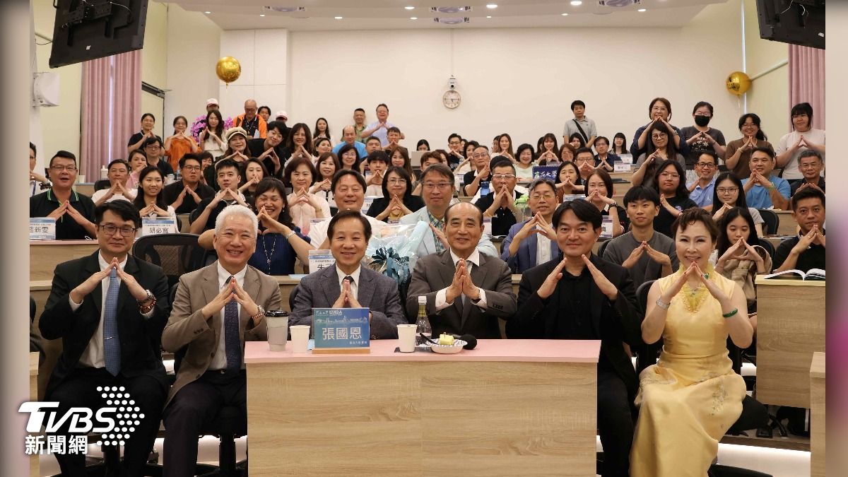東海校長張國恩表示:「王院長以一生實踐『治國』,如今親自帶領學生學習『治人』,這是一場深刻的價值傳承。」