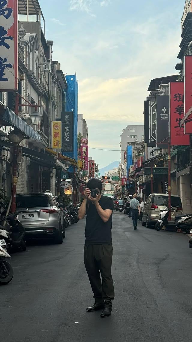 愛好攝影的藤卷亮太這次也帶了相機來拍照。(圖 / 翻攝自藤卷亮太IG)