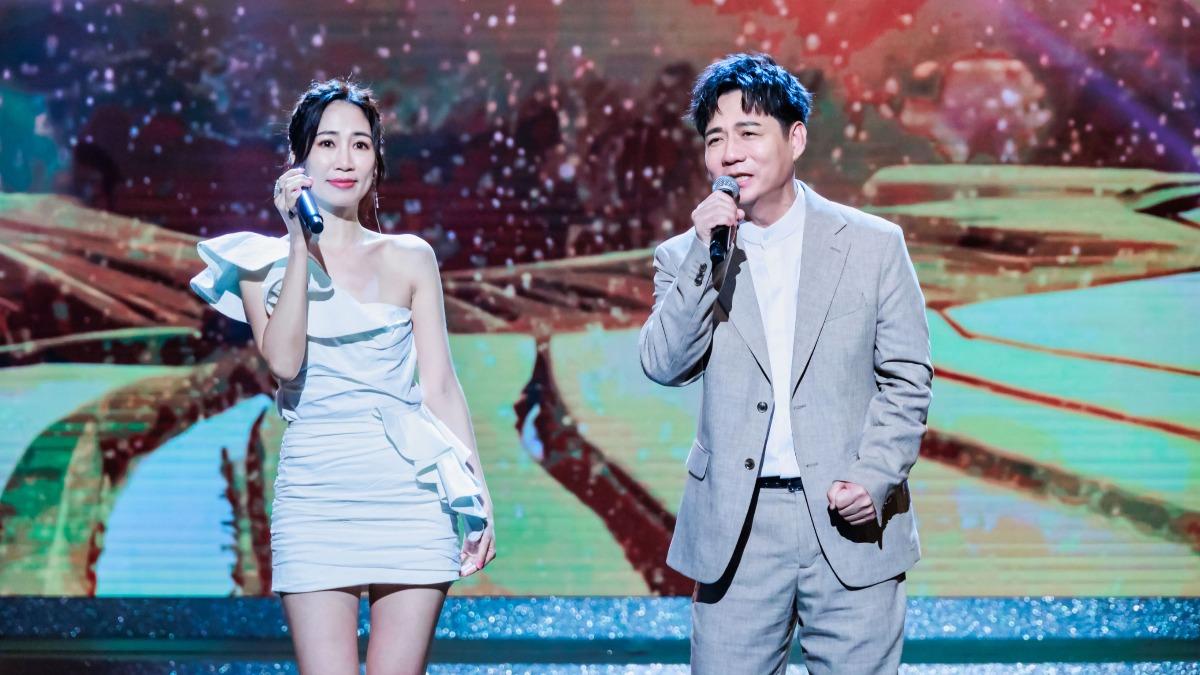 向蕙玲（左）、陳隨意表演差點摔壞30萬元麥克風。（圖／中視提供)