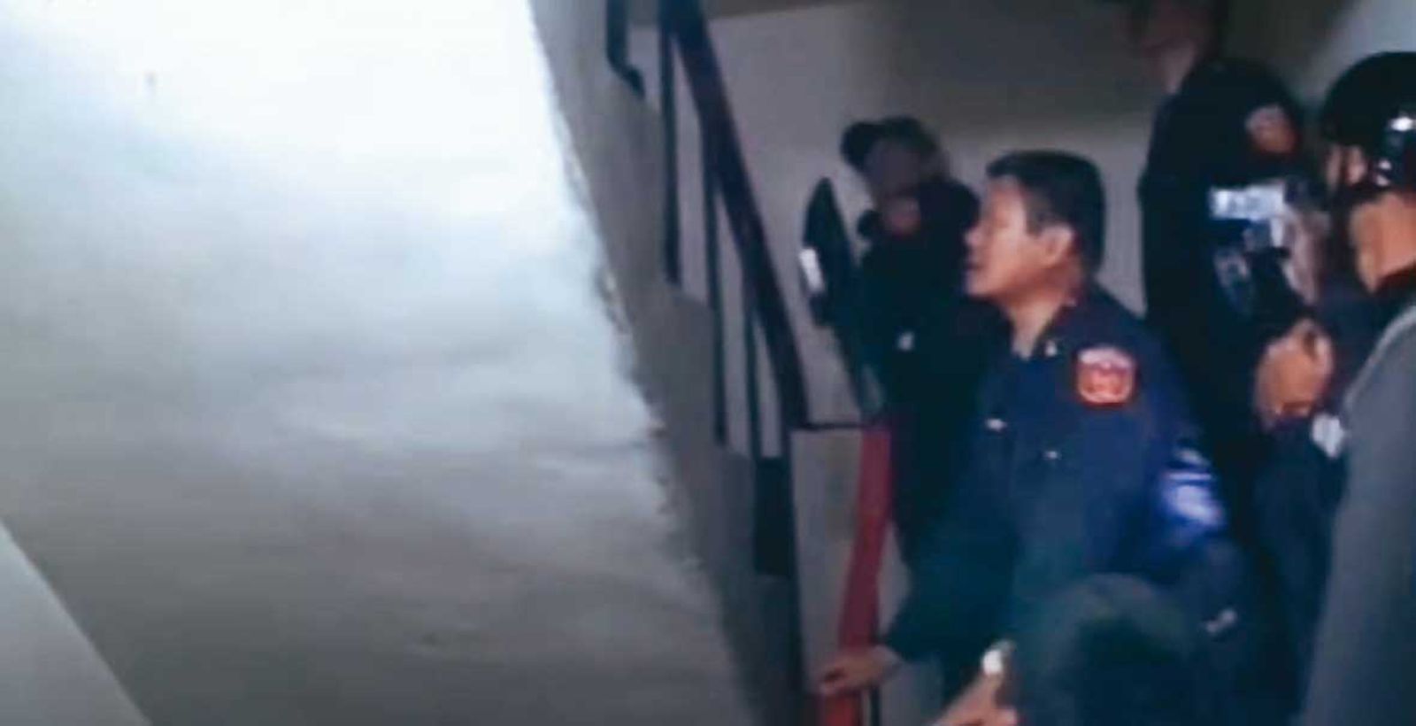 警方荷槍實彈、拂曉出擊，清晨6點多抵達張男藏身處攻堅。（示意畫面，翻攝東森新聞）