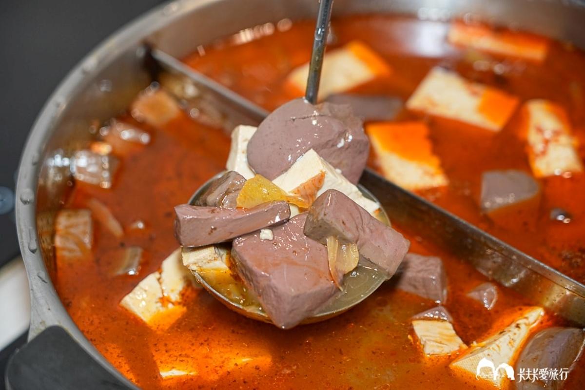 熱食區提供麻辣鴨血臭豆腐。(圖/「卡夫卡愛旅行」提供)