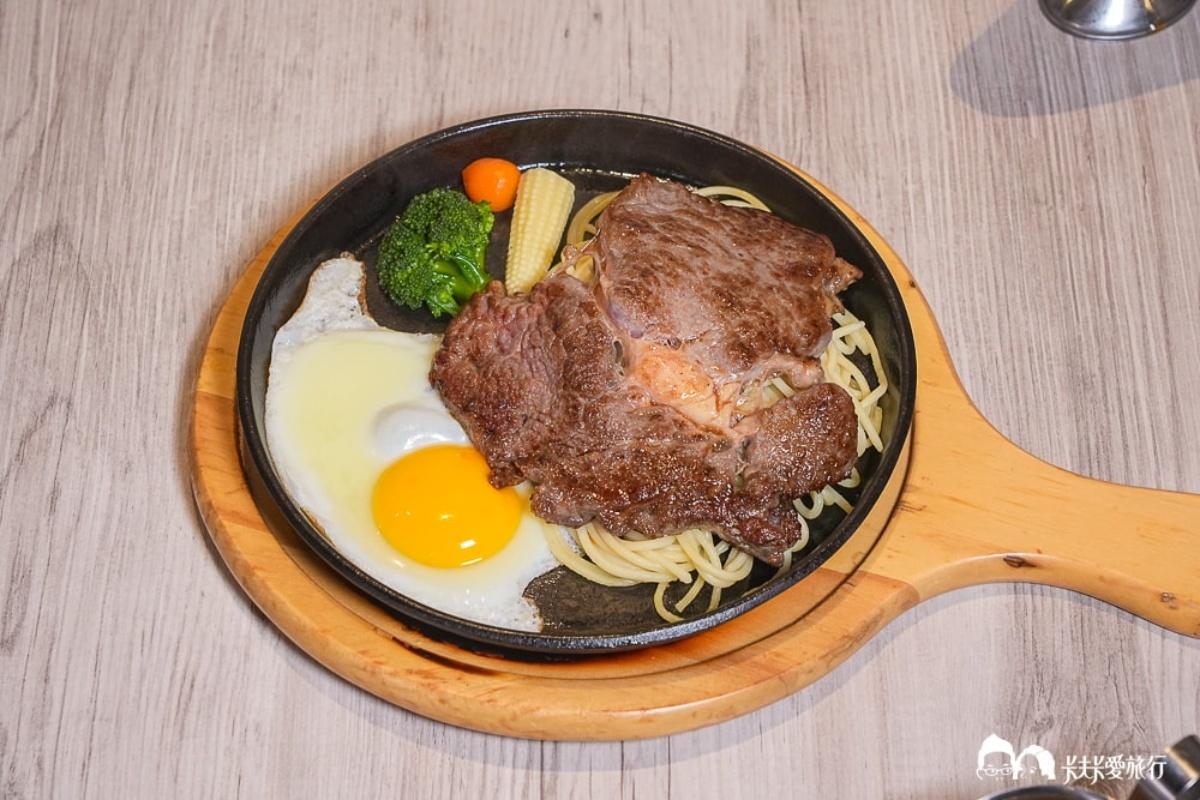 「特製牛排」(339元)很大一片,厚度也不會太薄。(圖/「卡夫卡愛旅行」提供)
