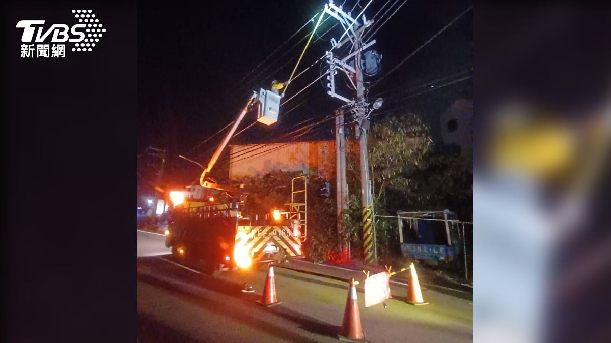 台電人員積極搶修復電。（圖／TVBS）