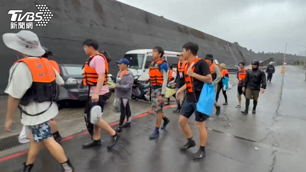 31名師生全員平安上岸。（圖／TVBS）