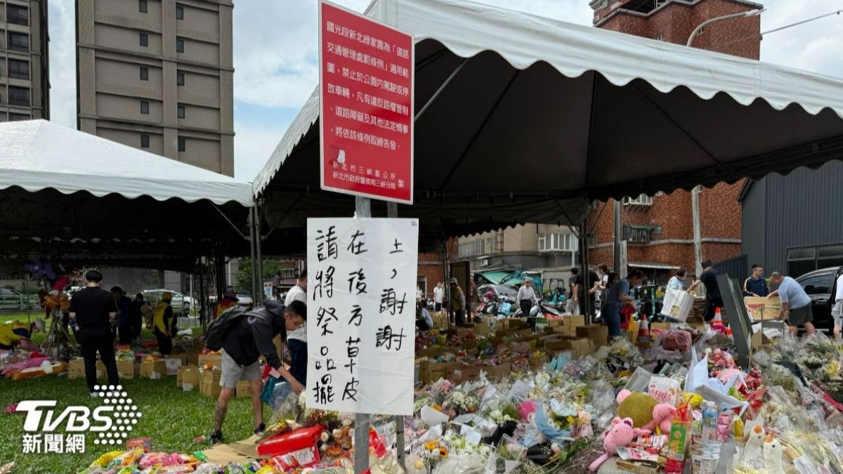 三峽車禍哀悼祭品堆成小山 現場物資「將捐弱勢」延續愛心