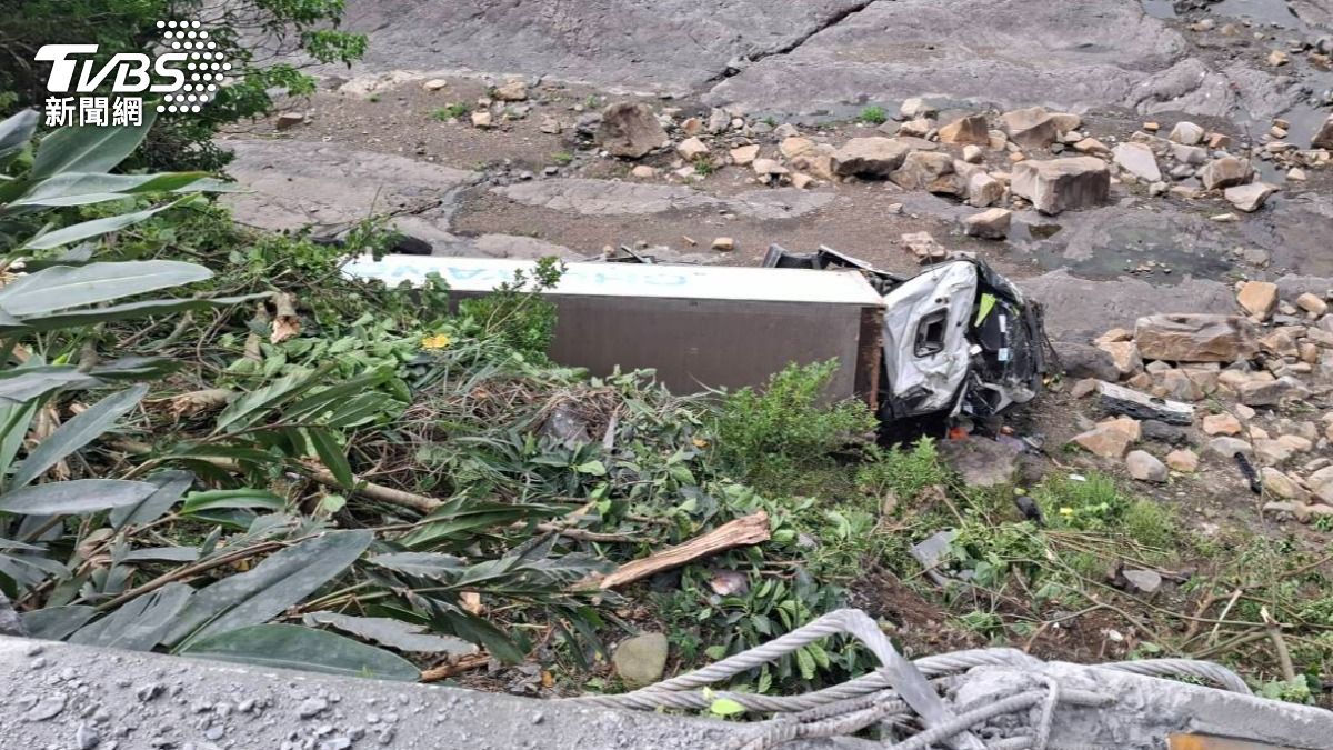 貨櫃車衝出台2線護欄 慘墜10米邊坡「車頭全毀」畫面曝光