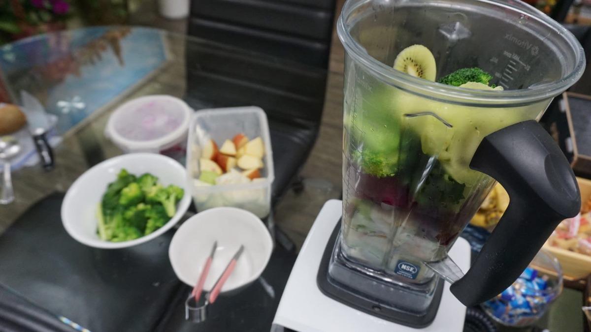 綠委邱議瑩每天都會喝一杯自製的精力湯。(圖/邱議瑩辦公室提供)