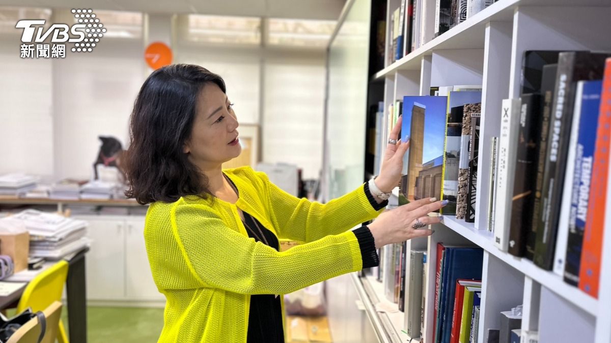 綠委吳思瑤辦公室充滿她從各國帶回來的書籍。(圖/林茜妤攝)