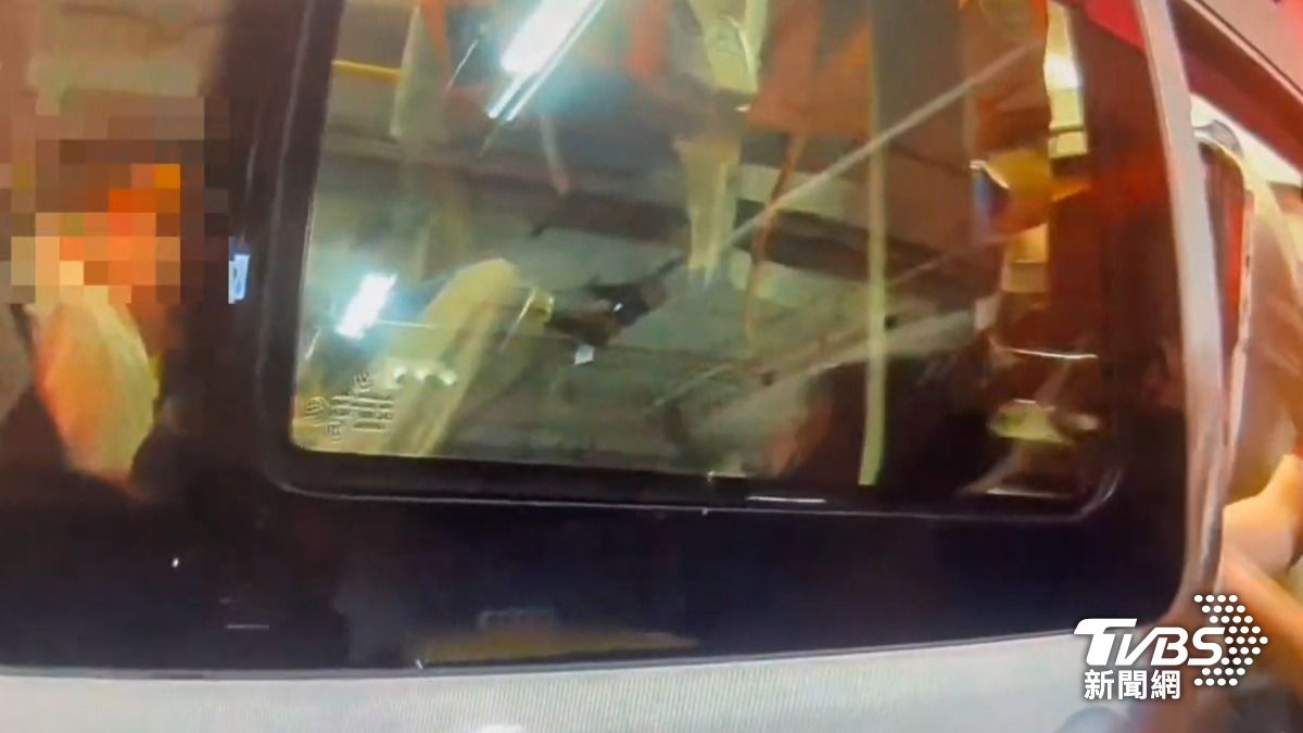 警消到場後將女騎士送醫救治。(圖/TVBS)
