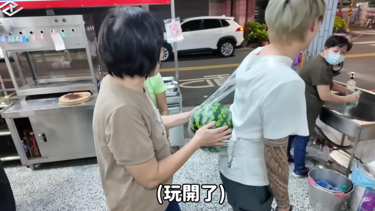 儒哥背西瓜大受婆婆阿姨歡迎。(圖/翻攝自Ru儒哥 YT頻道)