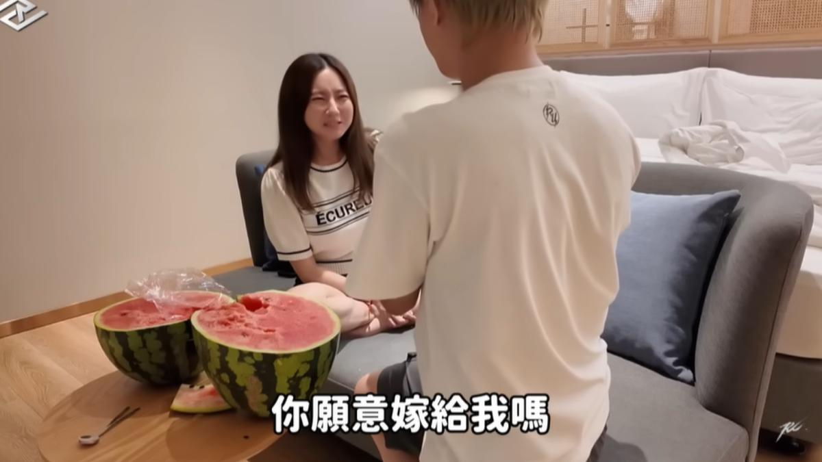 儒哥下跪求婚。(圖/翻攝自Ru儒哥 YT頻道)
