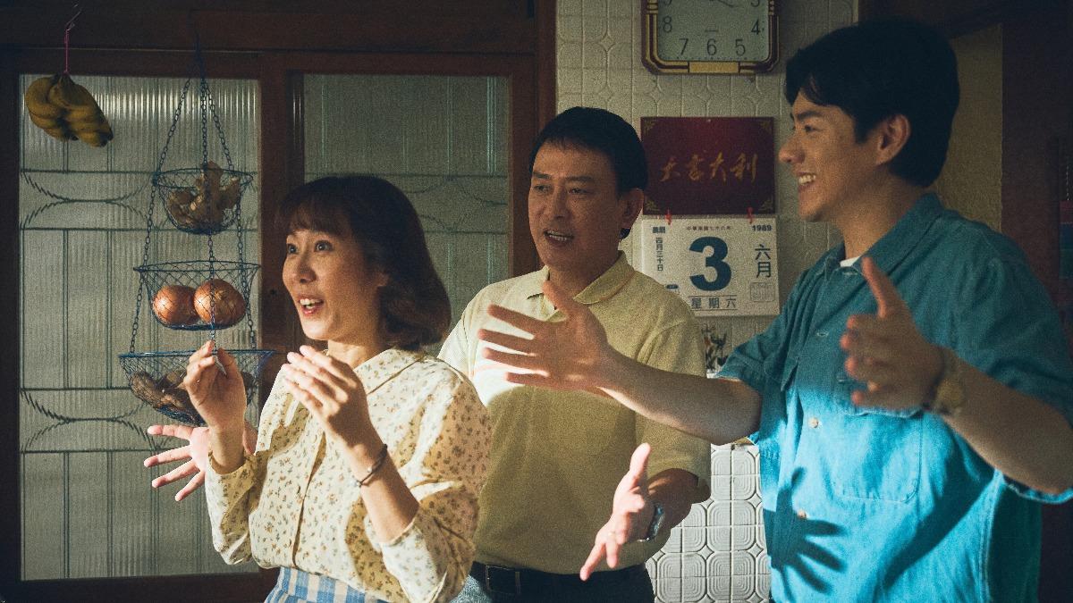 劇中父子檔王識賢與李程彬給張詩盈驚喜,將廚具全換新。(圖/公視台語台、華視提供)