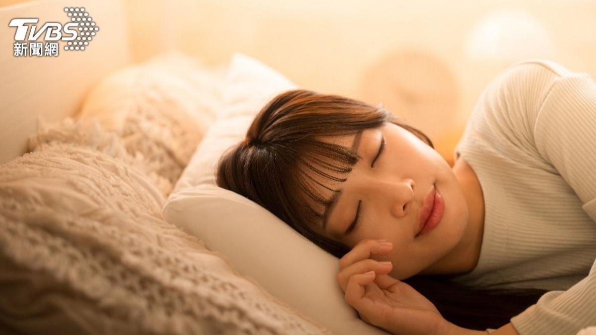 常半夜熱醒!防睡眠中斷1關鍵 醫:夏天應「整晚開冷氣」