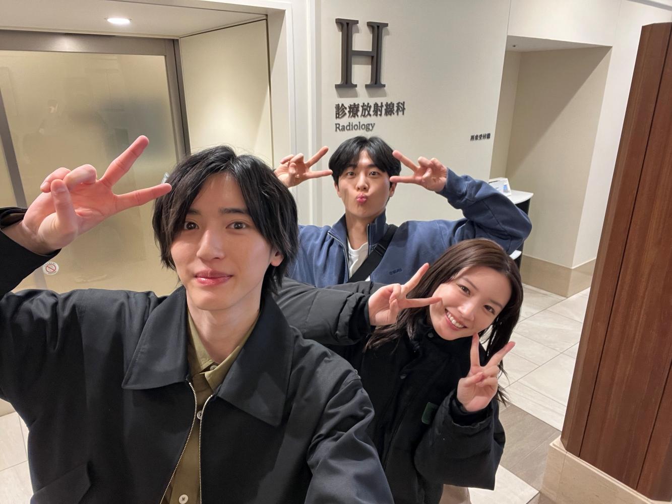 永野芽郁(右)與另一緋聞男友金武俊(中)合照。(圖/翻攝自caster_tbs推特)